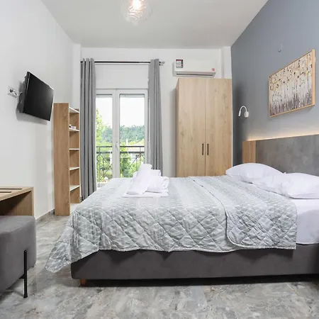 Adonis Hotel *