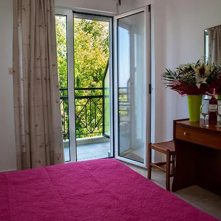 Adonis Hotel *
